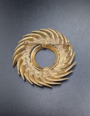Vintage 1955 – 1968 HAR Textured Gold Tone Sunburst Brooch Pin 2 1/4″