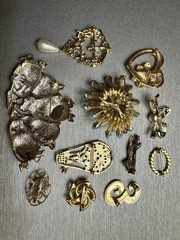 Vintage Gold Tone Brooch & Pin Mixed Lot 11pc Pearl Rhinestone Blue Metal