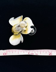Vtg-Heavy-SILVER Tone-White Yellow Flower-POST EARRINGS & BROOCH/Pendant SET