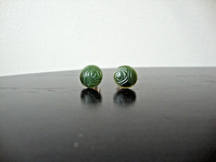 VINTAGE 1970s HANDMADE CARVED GREEN JADE FLOWER YELLOW GOLD PLATED STUD EARRINGS