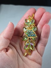 Vintage UNSIGNED Open Back Green Rhinestone Gold Tone Brooch LEAF PIN