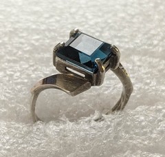 Vintage ring sterling silver 925 Size 8.5 Weight 3.29 g. Blue gem. Gold insert.