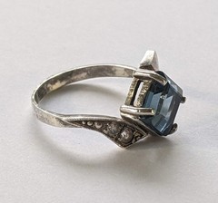 Vintage ring sterling silver 925 Size 8.5 Weight 3.29 g. Blue gem. Gold insert.