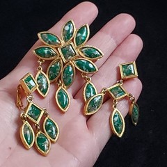 Vintage Celebrity Brooch Earring Set Gold Tone Green Clip On Dangles 2.25″