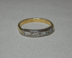 VINTAGE 18ct GOLD RING SET WITH 4 TAPERED BAGUETTE CUT DIAMONDS