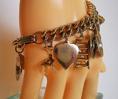 Vtg ’50s Gold Tone 15 Charms 7″ Bracelet Heavy Curb Link Chain Includes Ashtray