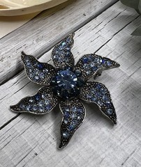 MODERN BROOCH PIN BLUE RHINESTONE DARK SILVER TONE COSTUME JEWELRY WOW 💙