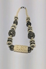 Vintage Silver Tone Metal & Off White Acrylic Chunky Bead Necklace 21″. Hammered
