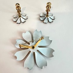 Large Vtg 1960s Gold Tone Navy Blue Enamel Flower Brooch Pin Earrings Set NICE!!