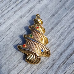 Vintage VERO Christmas Tree Brooch w Rhinestones 2.5″ Twist Gold Tone Pin