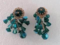 Vtg Green Iridescent Beaded Dangle Drop Gold Tone Clip On Earrings 2″