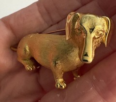 ADORABLE VINTAGE GOLD TONE CROWN TRIFARI DASCHOUND DOG BROOCH