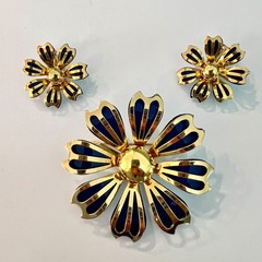 Large Vtg 1960s Gold Tone Navy Blue Enamel Flower Brooch Pin Earrings Set NICE!!