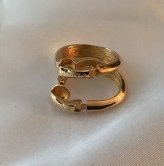 AVON 1978 GOLD TONE SLEEK & SASSY HOOP CLIP ON EARRINGS 595