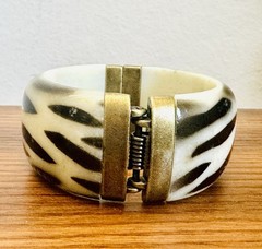 Vintage Zebra Striped Bangle Bracelet Hinged Clamper Boho Cream & Black Chic