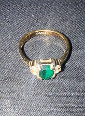 VTG AVON GOLD TONE RING EMERALD STONE RHINESTONES SIZE 5.75