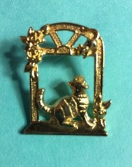 Vintage Gold Tone Cat In Window Tac Pin Jewelry SM-33