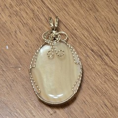 Vintage UNBRANDED Beige Large Oval Pendant Bordered On Gold Tone