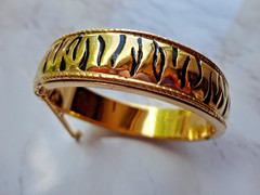 RARE VTG ’80S SIGNED JACKIE COLLINS GOLDTONE ANIMAL PRINT HINGED CUFF BRACELET