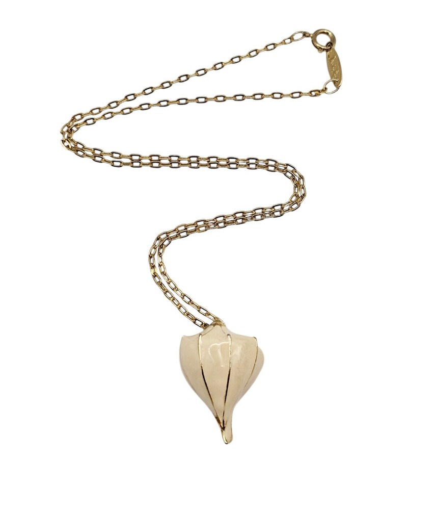 Vintage Direction One Gold Tone Cream Enamel Seashell Pendant Necklace 16″