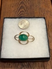 #23 Vintage Green Cabochon Brooch – Gold-Tone Abstract Loop Design