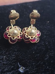 Vtg Flower Clip On Eearings Faceted Red Crystals Rhinestone Layered Gold Tone