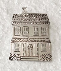 Vintage Designer Signed Sterling Silver w/Etched Details HOUSE Shaped Brooch 8g