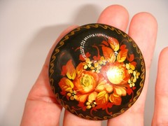 VINTAGE HAND MADE IN RUSSIA LACQUERED ROUND SHAPE BROOCH ROSES ESTATE