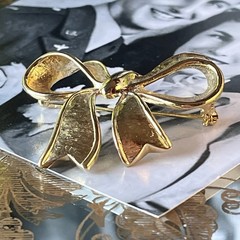 Signed Napier Bow Brooch – Brushed Gold Tone – 1.75” – Vintage 1980s-1990s