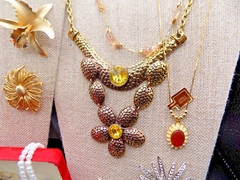 VINTAGE JEWELRY LOT Many Signed Necklaces Brooches Earrings & Bracelets (L2)