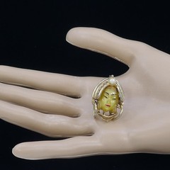 SMALL VINTAGE SELINI SELRO ASIAN PRINCESS LUCITE FACE GOLD-PLATED PIN BROOCH