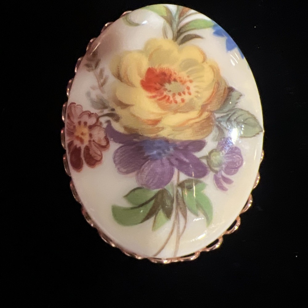 Vintage Oval Resin Brooch w/Floral Design Scalloped Gold Tone Frame