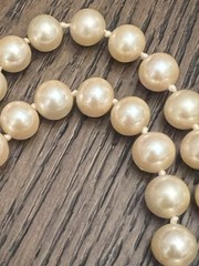 LES BERNARD FAUX PEARL GOLD TONE (WEAR NOTED) RAM HEAD CLASP NECKLACE 34IN LONG