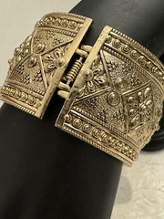 Graziano CN Bracelet Bangle Etruscan Revival Gold 2” Wide Hinged Clamper