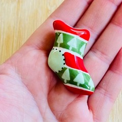 VTG Flying Colors Christmas Tree Sock stocking Pin Brooch Ceramic signed Holiday