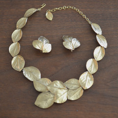 TRIFARI Necklace Clip Earring Set LEAF LEAVES Brush Gold Tone Vintage 19 in. Vtg