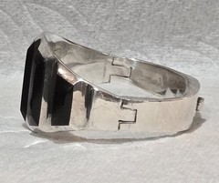 1980s TN-177 MEXICAN MODERNIST Sterling Silver Black Onyx Hinged Clamp Bracelet