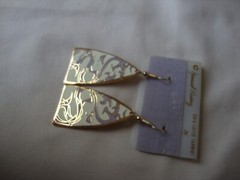 VINTAGE SAMUEL HUANG DESIGNER CLOISONNE RETRO ABSTRACT GRAY & CREAM EARRINGS