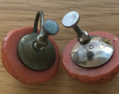 VTG. CELLULOID ?? ROSE FLOWER SCREWBACK EARRINGS .75″ READ!!