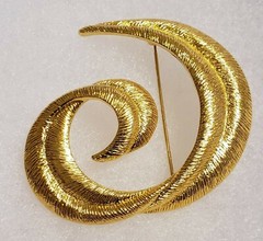 Vintage Large 1970’s Goldtone Swirl Statement Brooch Pin with a Secure Clasp