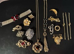 17 Piece Modern Jewelry Lot Gold/Silver Tone Brooches Necklaces Bracelets