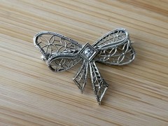 Antique 1920s BELAIS BROTHERS 18K White Gold Sapphire Filigree Bow Brooch