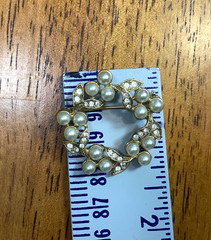 Vintage Wreath Gold Tone Faux Pearl & Rhinestone Brooch Pin 1.25 in.