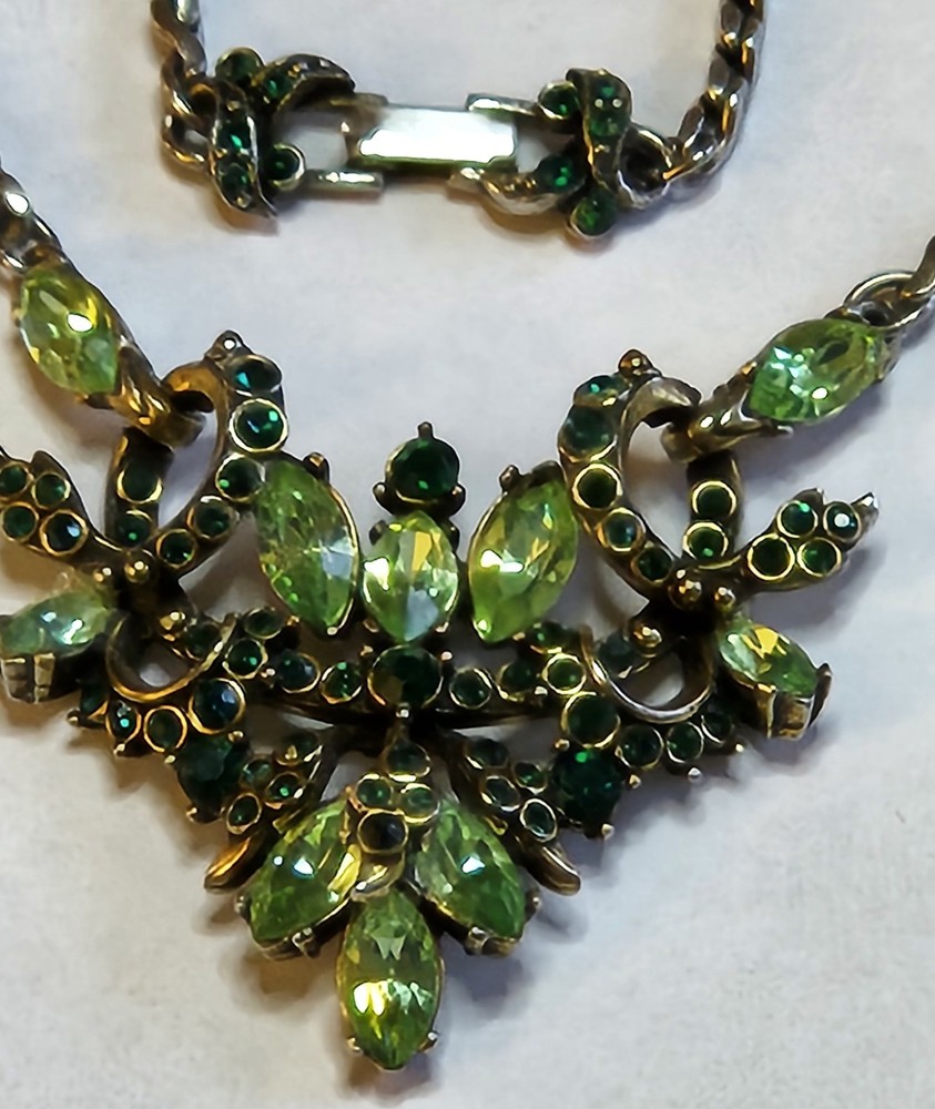 Vintage HOLLYCRAFT 1952 Green Rhinestone Bib Necklace Collectible Costume – J3