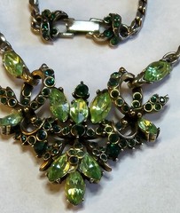 Vintage HOLLYCRAFT 1952 Green Rhinestone Bib Necklace Collectible Costume – J3