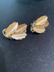 VTG CREAMY BEIGE THERMOSET LUCITE LAYERED LEAVES CLIP-ON EARRINGS ~ 1 1/4″