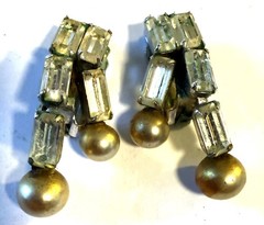 VINTAGE BEAU JEWELS FAUX PEARL AND RHINESTONE CLIP ON EARRINGS – ELEGANT