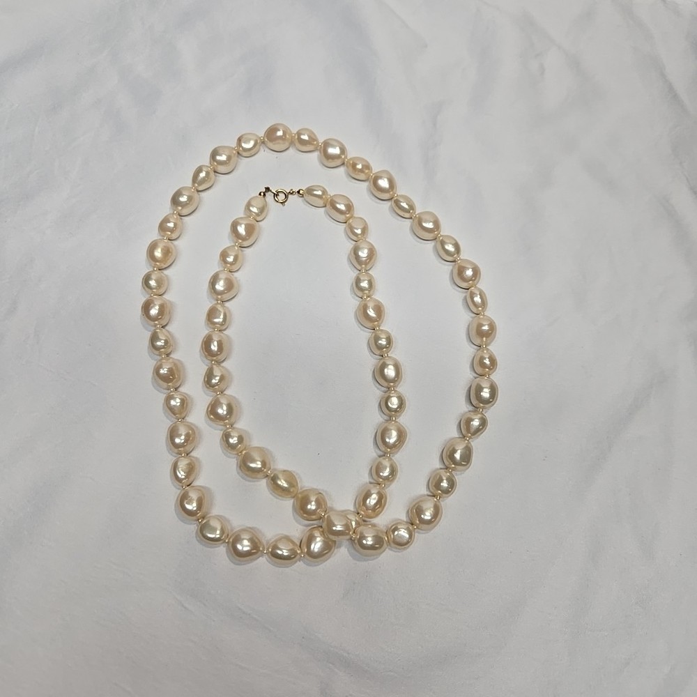 Vtg 1955-1969(C) Trifari Single Strand Pearl Gold Tone Spring Clasped Necklace