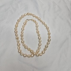 Vtg 1955-1969(C) Trifari Single Strand Pearl Gold Tone Spring Clasped Necklace