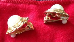 Vintage mid-century 1950s 1960s simulated pearl gold tone button clip earrings